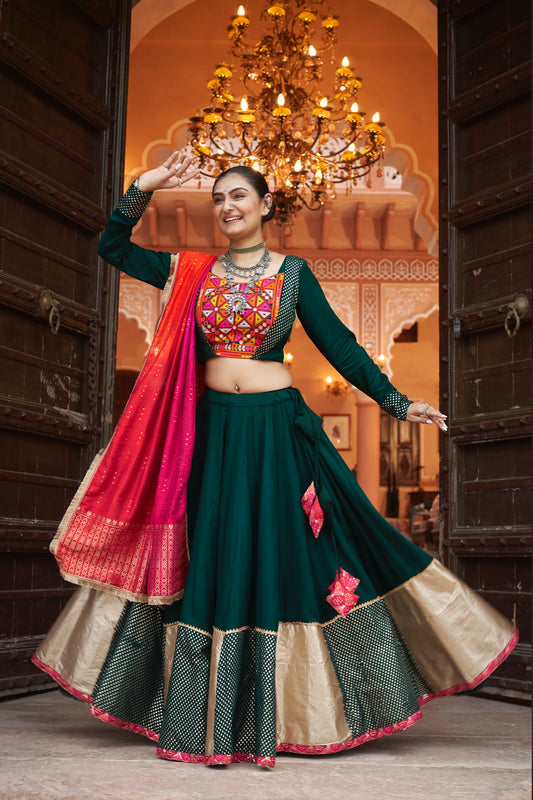 Lehenga de célébration Navratri vert foncé et rose fuchsia avec broderies et travail de miroirs en viscose rayon et jacquard