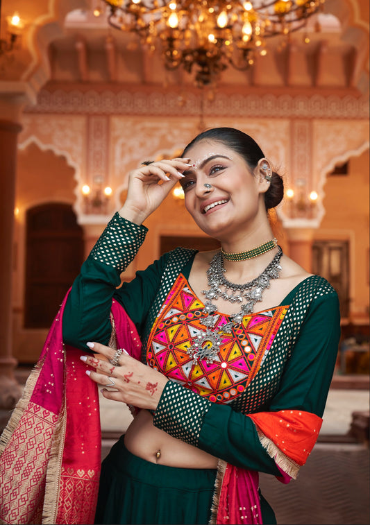 Lehenga de célébration Navratri vert foncé et rose fuchsia avec broderies et travail de miroirs en viscose rayon et jacquard