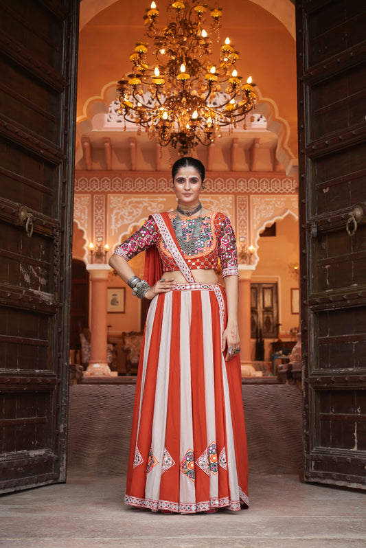 Lehenga de célébration Navratri orange et blanc avec broderies et travail de miroirs en viscose rayon et dentelle