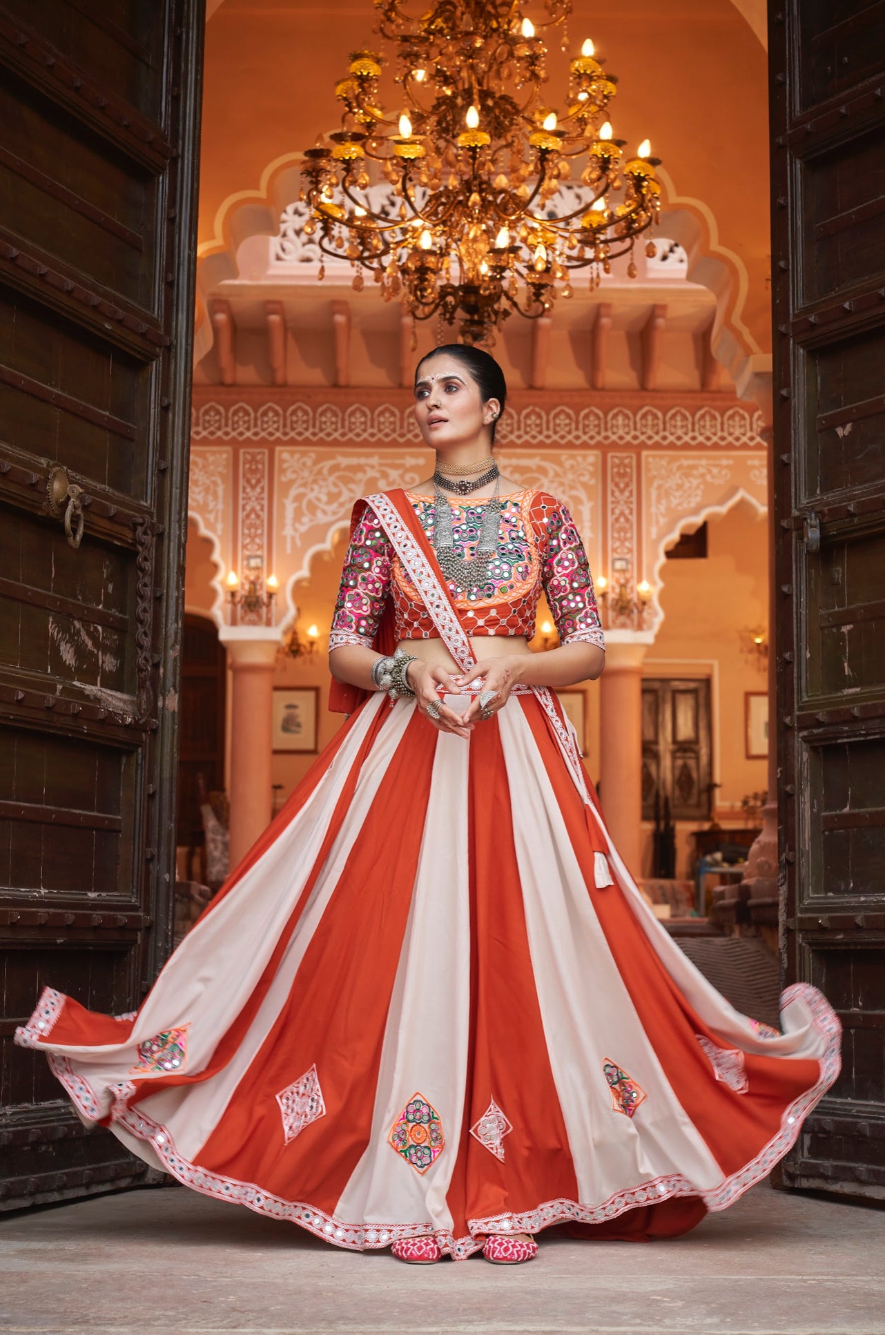 Lehenga de célébration Navratri orange et blanc avec broderies et travail de miroirs en viscose rayon et dentelle