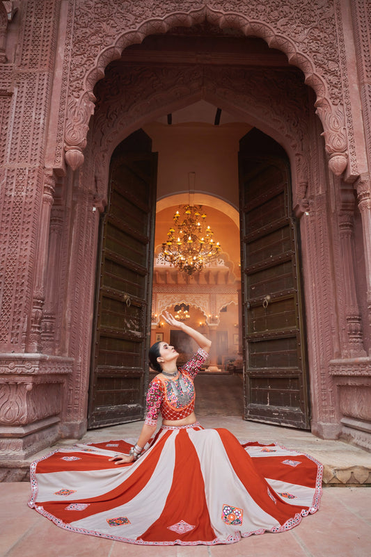 Lehenga de célébration Navratri orange et blanc avec broderies et travail de miroirs en viscose rayon et dentelle