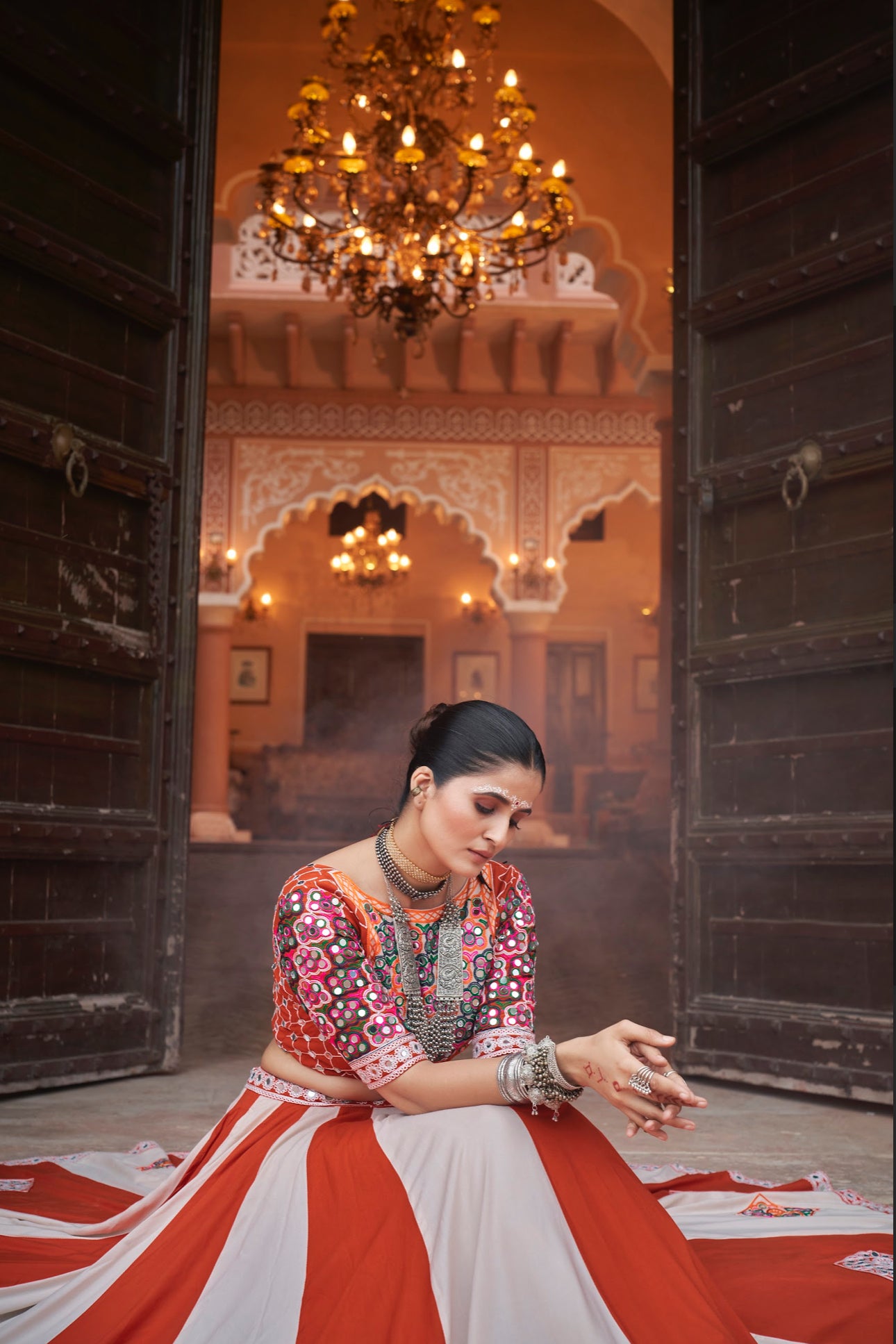 Lehenga de célébration Navratri orange et blanc avec broderies et travail de miroirs en viscose rayon et dentelle