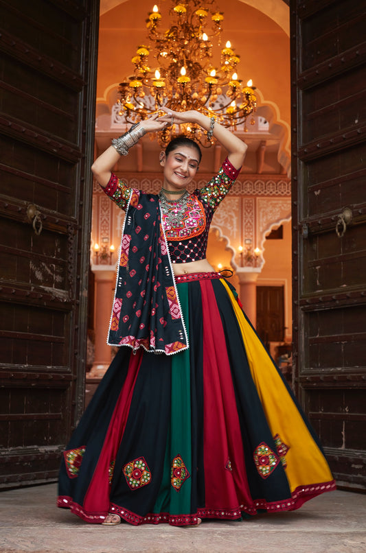 Lehenga de célébration Navratri noir multicolore avec broderies et travail de miroirs en viscose rayon et imprimé traditionnel