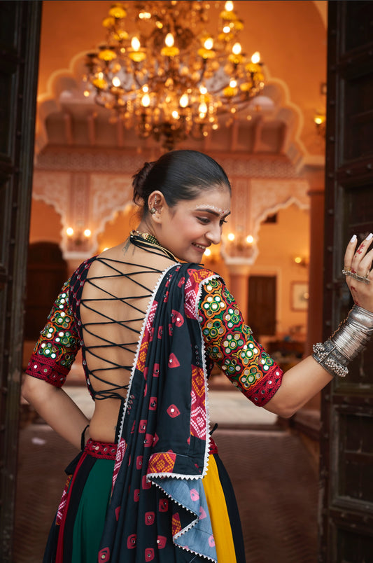 Lehenga de célébration Navratri noir multicolore avec broderies et travail de miroirs en viscose rayon et imprimé traditionnel