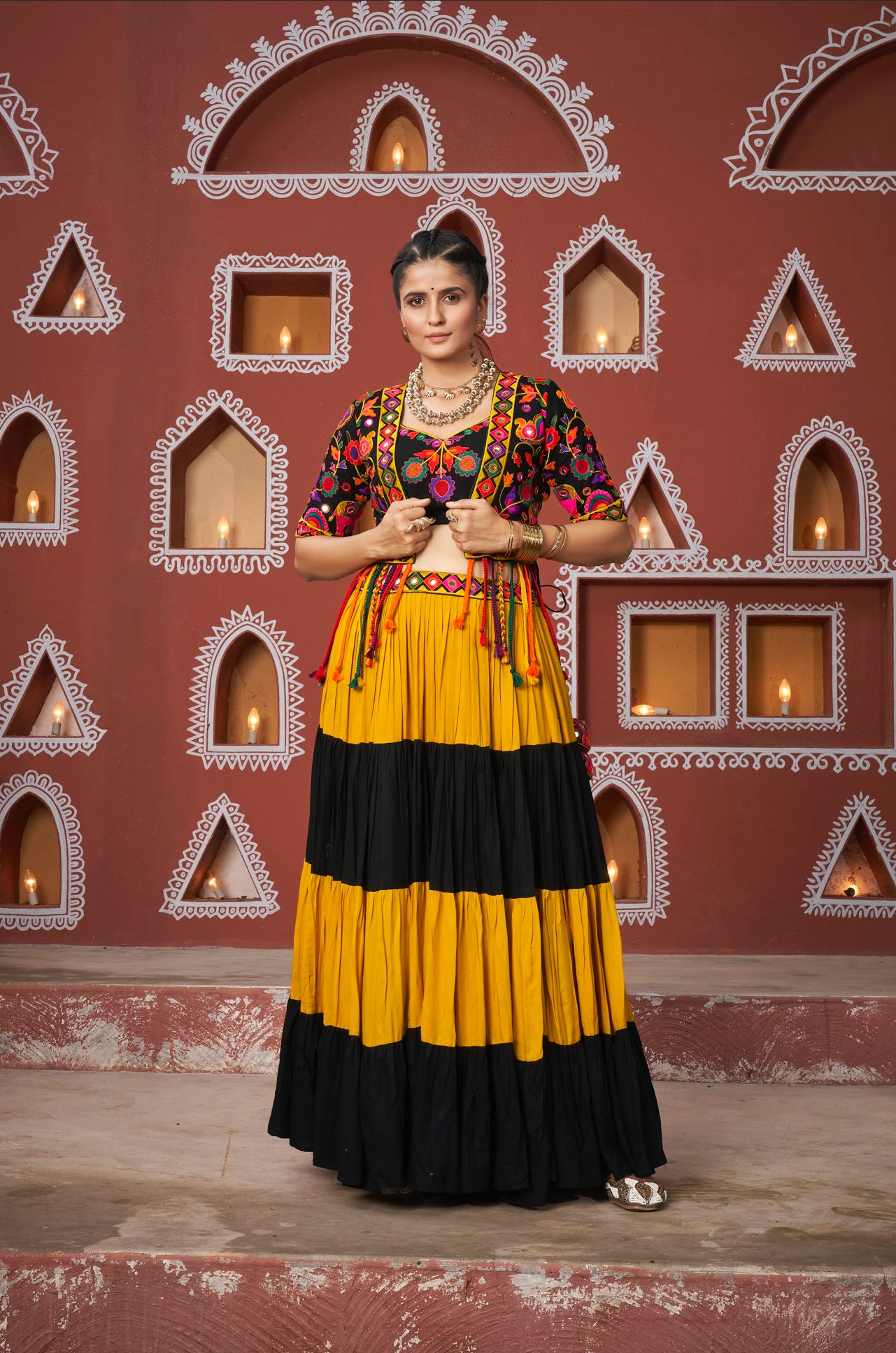 Lehenga de célébration avec veste à franges de Navratri noir et jaune aux tons colorés et broderies, travail de miroirs en viscose rayon