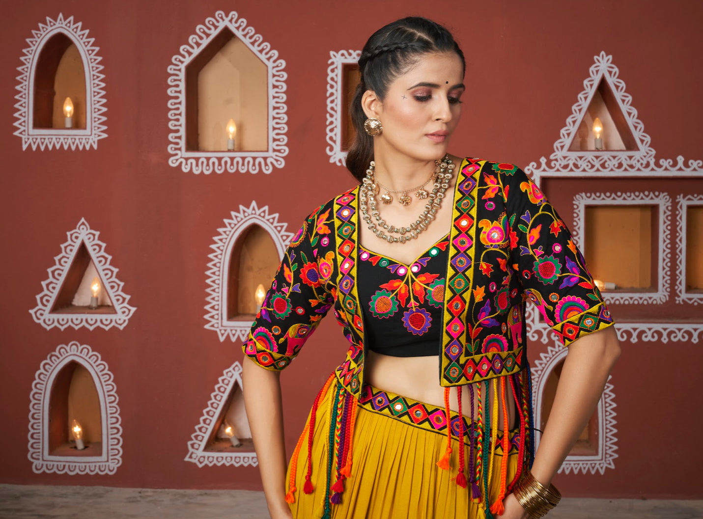 Lehenga de célébration avec veste à franges de Navratri noir et jaune aux tons colorés et broderies, travail de miroirs en viscose rayon
