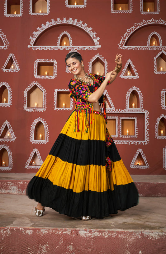 Lehenga de célébration avec veste à franges de Navratri noir et jaune aux tons colorés et broderies, travail de miroirs en viscose rayon