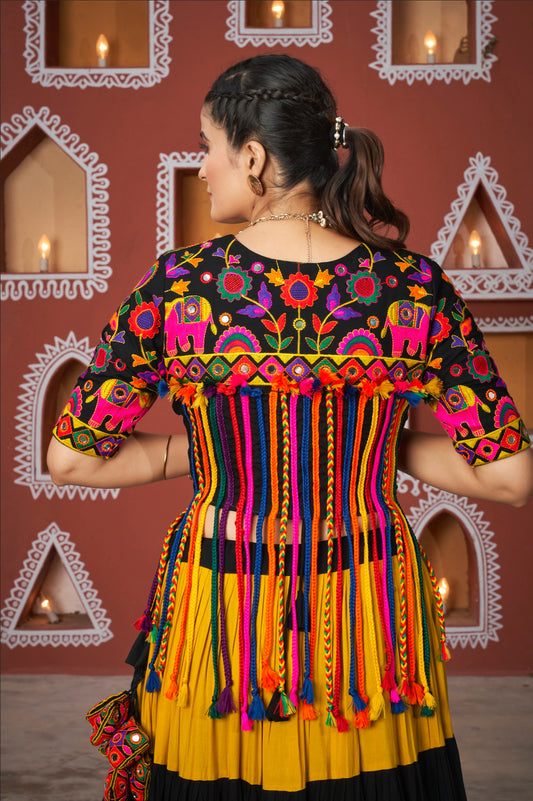 Lehenga de célébration avec veste à franges de Navratri noir et jaune aux tons colorés et broderies, travail de miroirs en viscose rayon