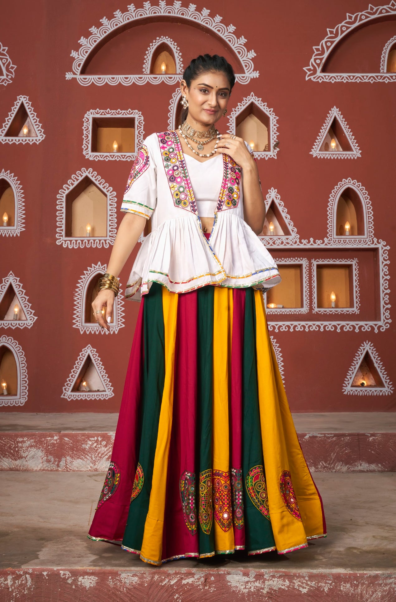 Lehenga de célébration avec veste de Navratri blanc aux tons colorés et broderies en cœurs, travail de miroirs en viscose rayon