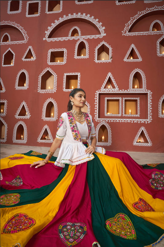 Lehenga de célébration avec veste de Navratri blanc aux tons colorés et broderies en cœurs, travail de miroirs en viscose rayon