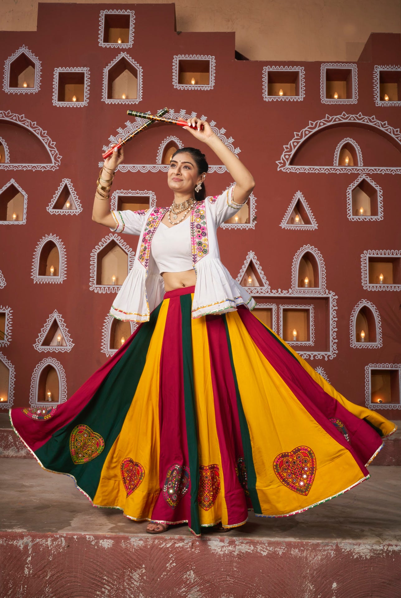 Lehenga de célébration avec veste de Navratri blanc aux tons colorés et broderies en cœurs, travail de miroirs en viscose rayon