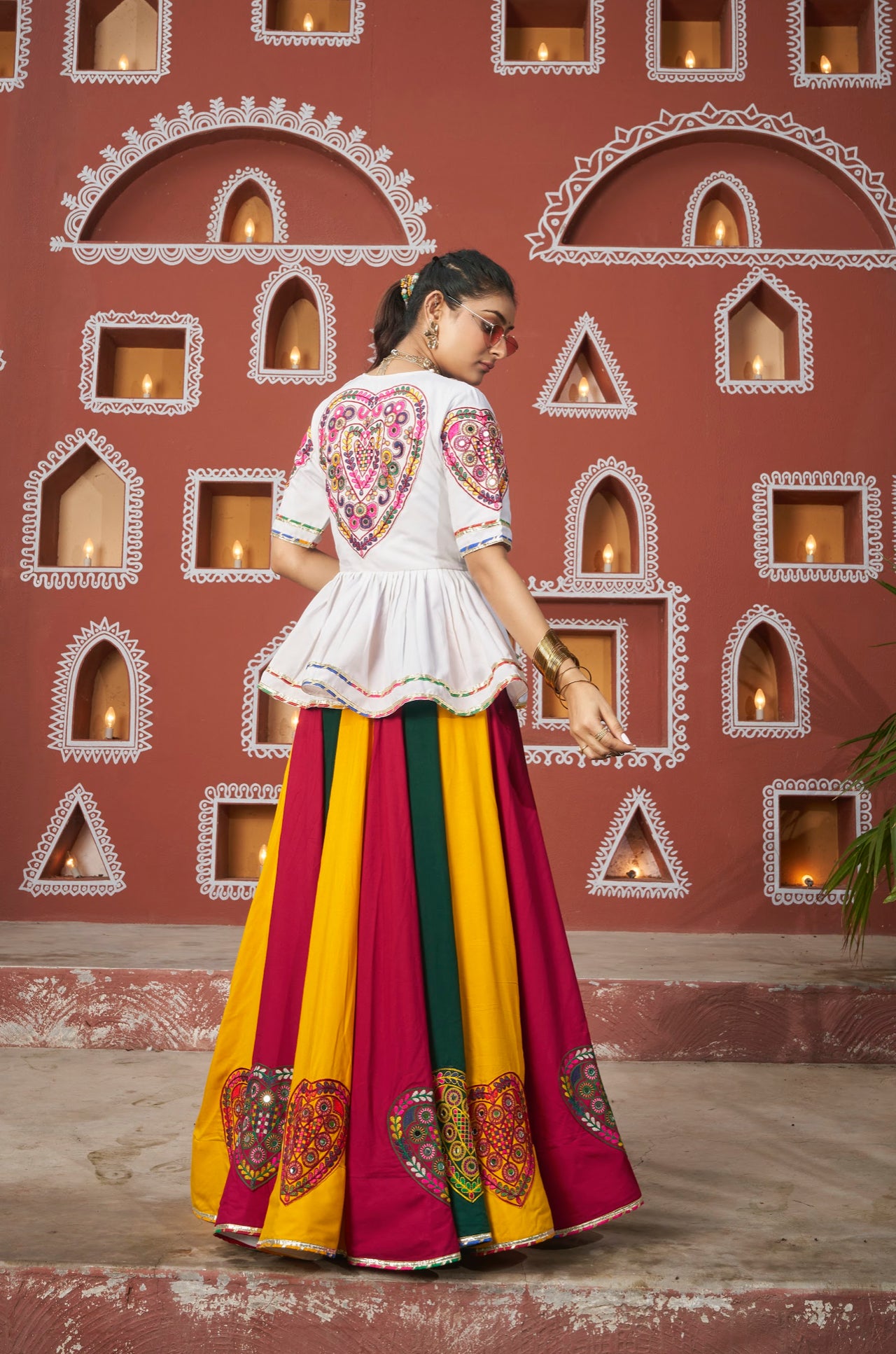 Lehenga de célébration avec veste de Navratri blanc aux tons colorés et broderies en cœurs, travail de miroirs en viscose rayon