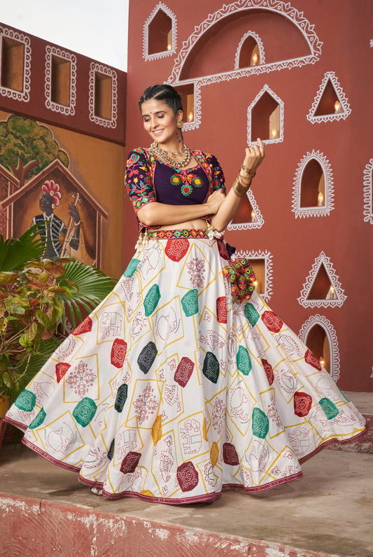 Lehenga de célébration avec veste de Navratri blanc, violet aux tons colorés et broderies en cœurs, travail de miroirs en viscose rayon