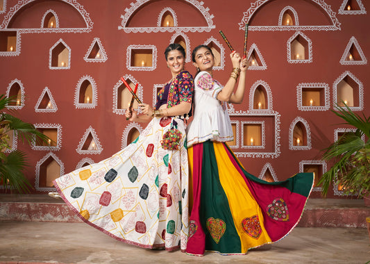 Lehenga de célébration avec veste de Navratri blanc, violet aux tons colorés et broderies en cœurs, travail de miroirs en viscose rayon