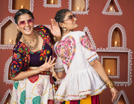 Lehenga de célébration avec veste de Navratri blanc aux tons colorés et broderies en cœurs, travail de miroirs en viscose rayon