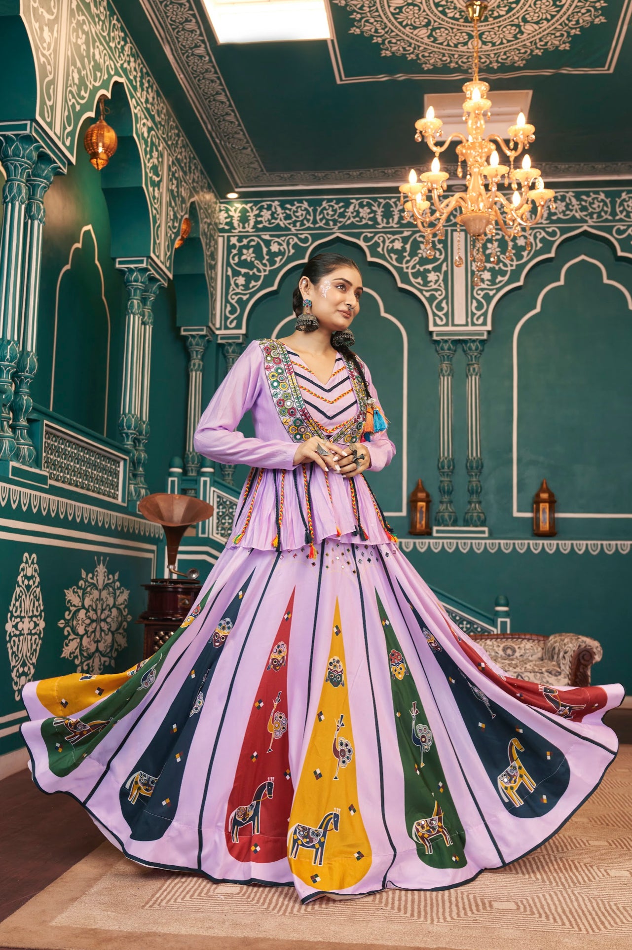 Lehenga de célébration avec veste de Navratri violet lavande aux tons colorés et broderies en cœurs, travail de miroirs en soie romaine