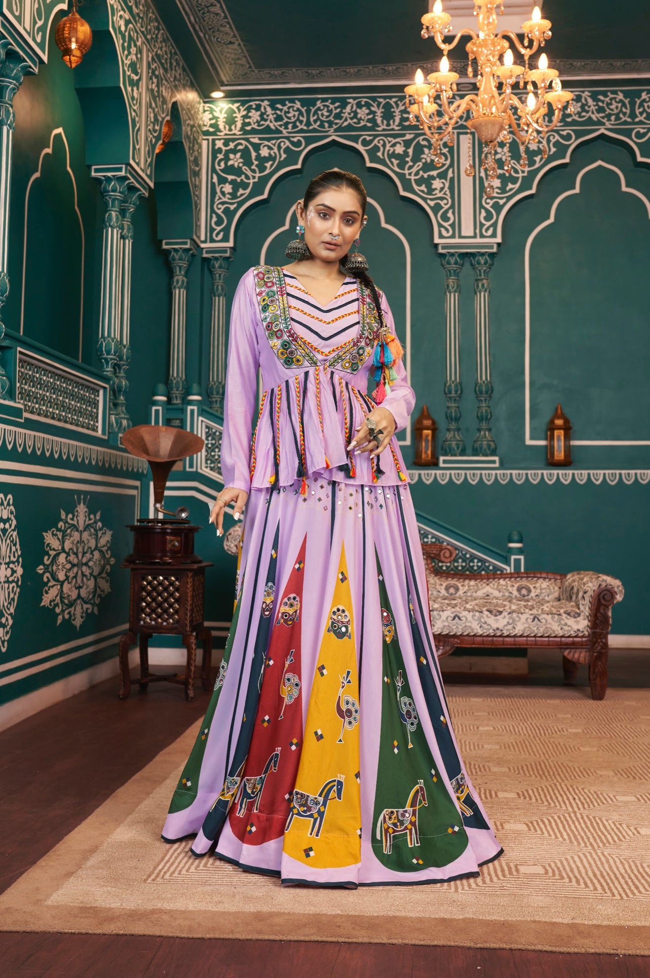 Lehenga de célébration avec veste de Navratri violet lavande aux tons colorés et broderies en cœurs, travail de miroirs en soie romaine