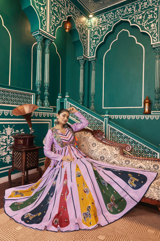 Lehenga de célébration avec veste de Navratri violet lavande aux tons colorés et broderies en cœurs, travail de miroirs en soie romaine