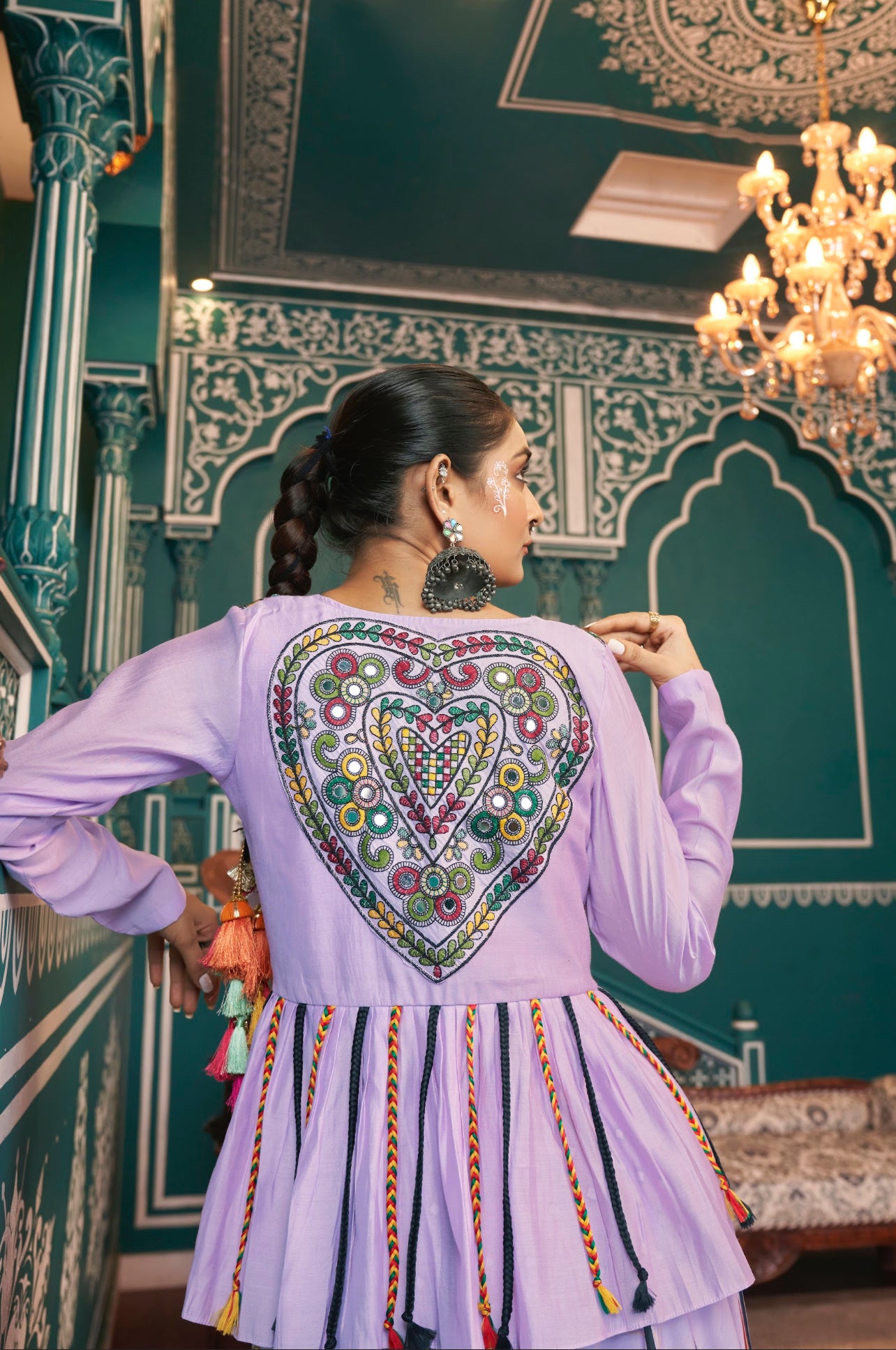 Lehenga de célébration avec veste de Navratri violet lavande aux tons colorés et broderies en cœurs, travail de miroirs en soie romaine