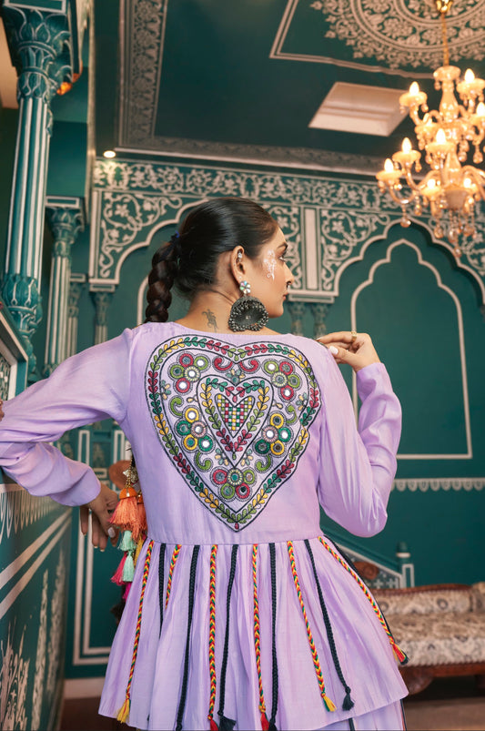 Lehenga de célébration avec veste de Navratri violet lavande aux tons colorés et broderies en cœurs, travail de miroirs en soie romaine