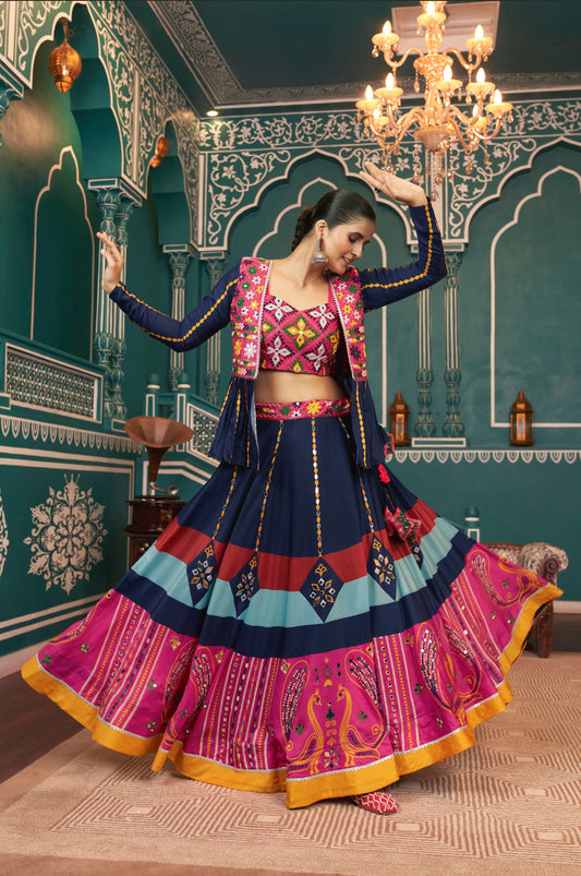 Lehenga de célébration avec veste de Navratri bleu marine aux tons colorés et broderies en cœurs, travail de miroirs en soie romaine