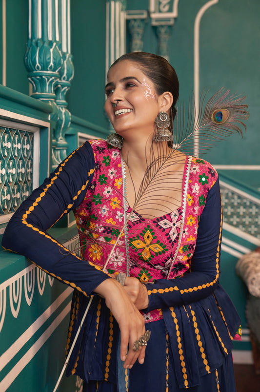 Lehenga de célébration avec veste de Navratri bleu marine aux tons colorés et broderies en cœurs, travail de miroirs en soie romaine