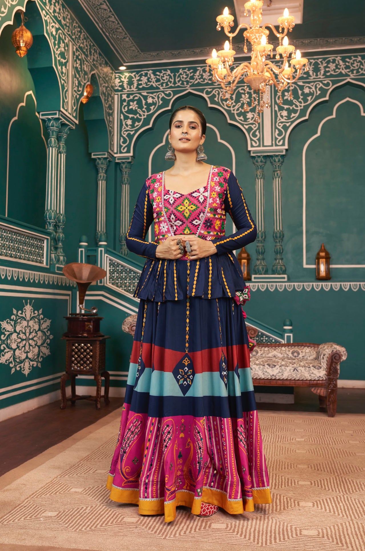 Lehenga de célébration avec veste de Navratri bleu marine aux tons colorés et broderies en cœurs, travail de miroirs en soie romaine