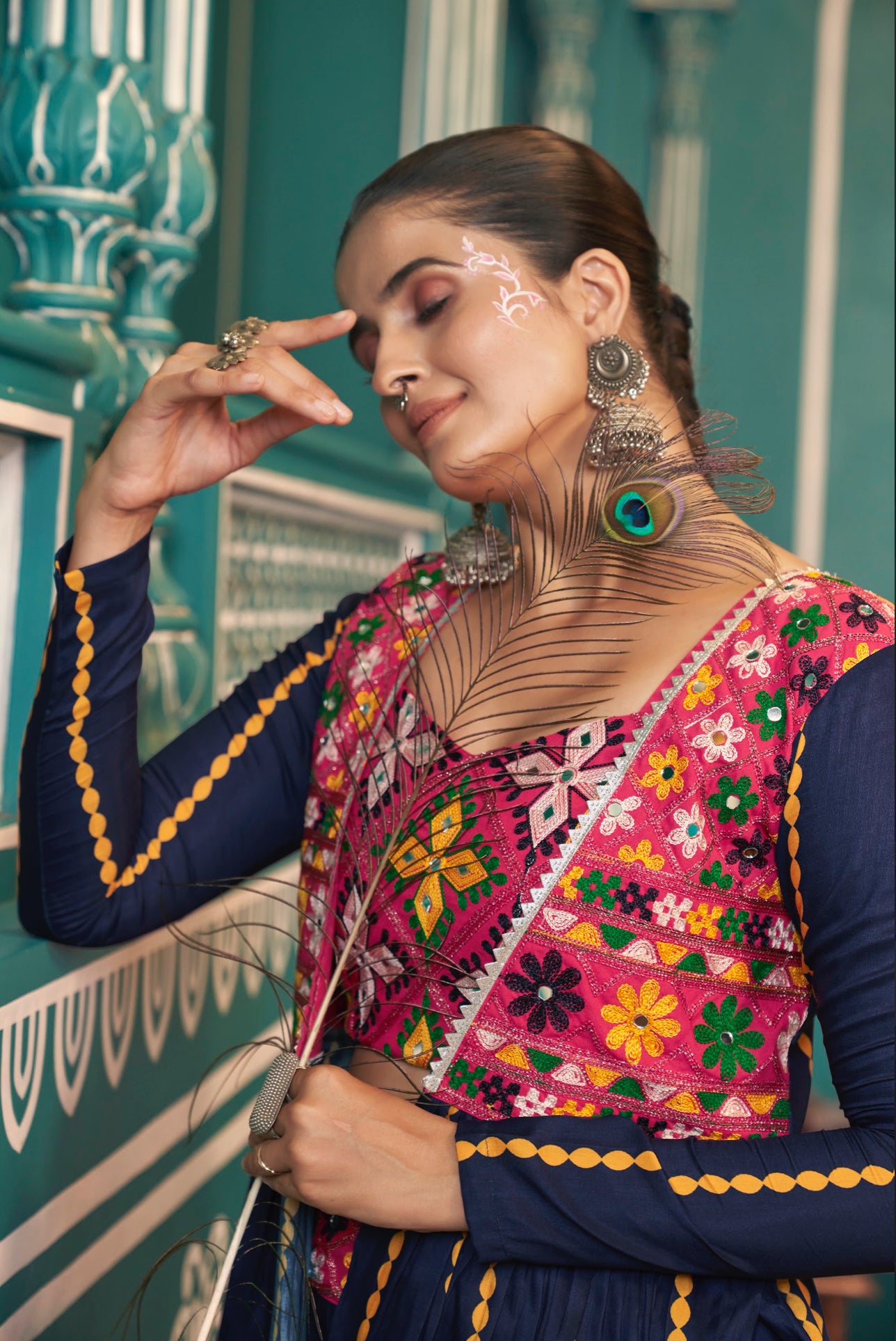 Lehenga de célébration avec veste de Navratri bleu marine aux tons colorés et broderies en cœurs, travail de miroirs en soie romaine