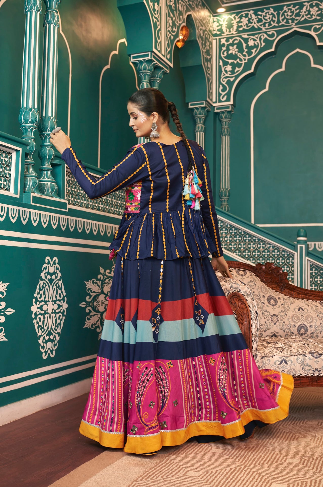 Lehenga de célébration avec veste de Navratri bleu marine aux tons colorés et broderies en cœurs, travail de miroirs en soie romaine