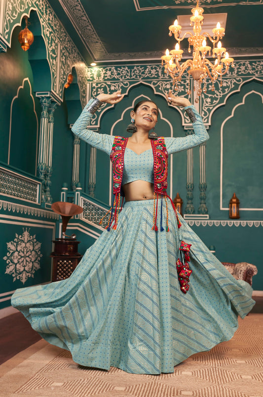 Lehenga de célébration avec veste de Navratri vert pistache aux tons colorés et broderies en cœurs, travail de miroirs en viscose rayon