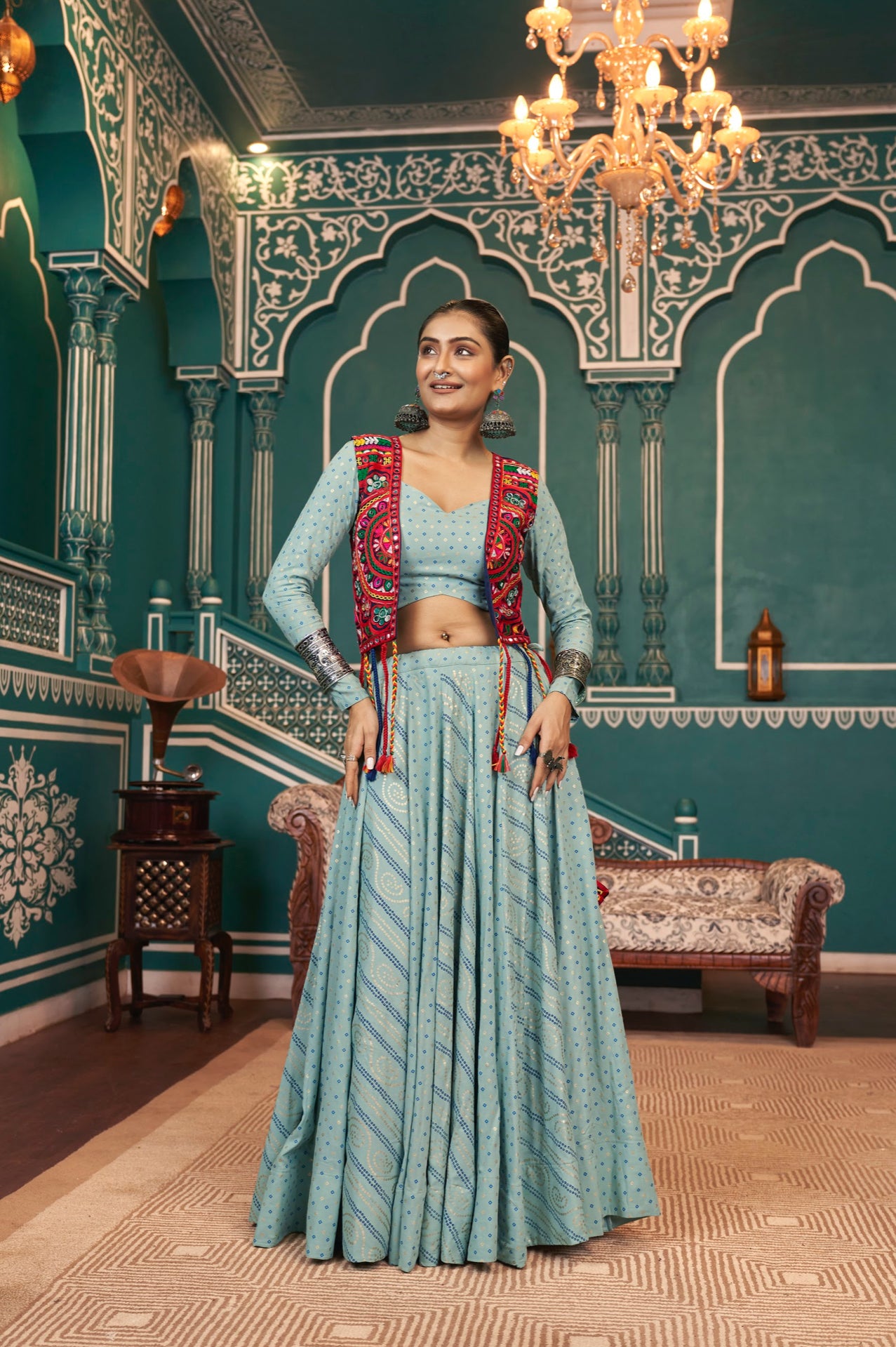 Lehenga de célébration avec veste de Navratri vert pistache aux tons colorés et broderies en cœurs, travail de miroirs en viscose rayon