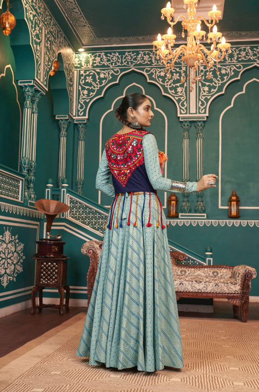 Lehenga de célébration avec veste de Navratri vert pistache aux tons colorés et broderies en cœurs, travail de miroirs en viscose rayon