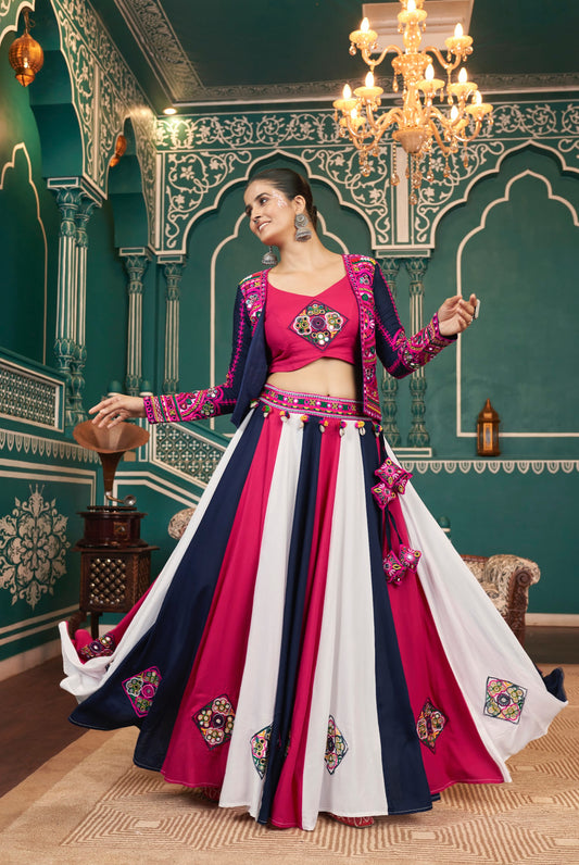 Lehenga de célébration avec veste de Navratri rose et bleu marine blanc aux tons colorés et broderies en viscose rayon