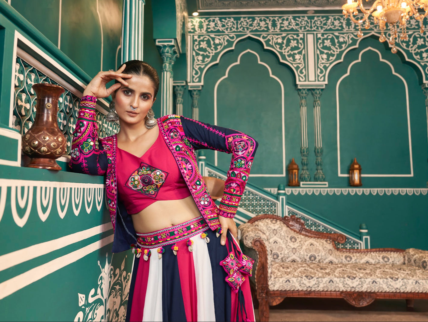 Lehenga de célébration avec veste de Navratri rose et bleu marine blanc aux tons colorés et broderies en viscose rayon