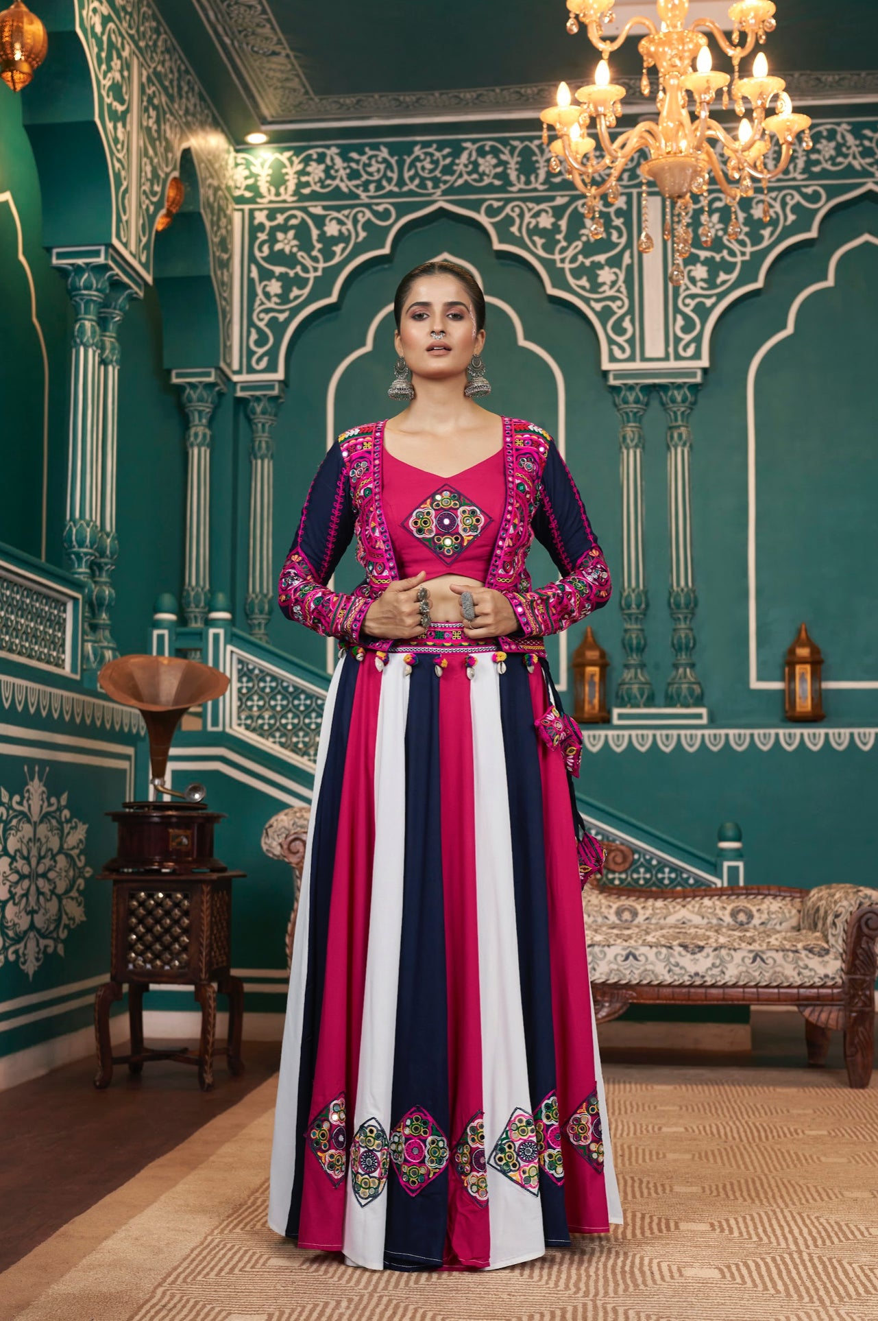 Lehenga de célébration avec veste de Navratri rose et bleu marine blanc aux tons colorés et broderies en viscose rayon