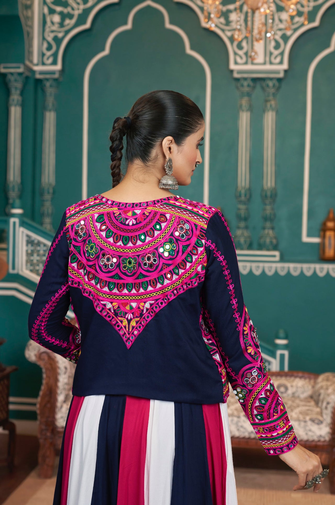 Lehenga de célébration avec veste de Navratri rose et bleu marine blanc aux tons colorés et broderies en viscose rayon