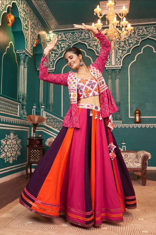 Lehenga de célébration avec veste de Navratri rose, orange blanc aux tons colorés et broderies en viscose rayon