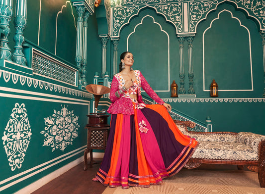 Lehenga de célébration avec veste de Navratri rose, orange blanc aux tons colorés et broderies en viscose rayon