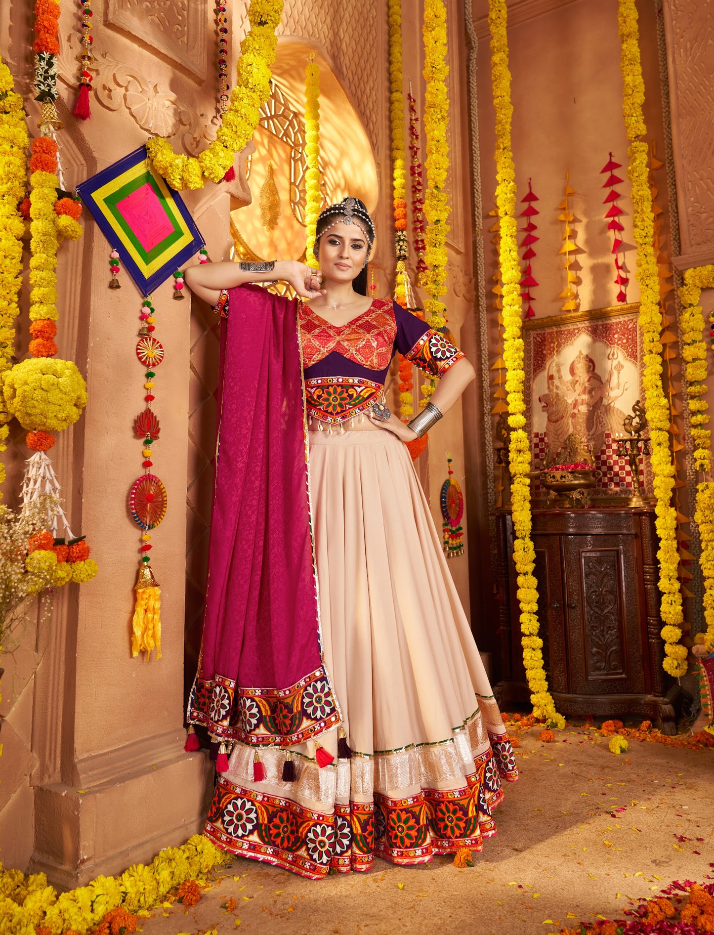 Lehenga festif de Navratri beige, violet et rose broderies en viscose rayon et jacquard
