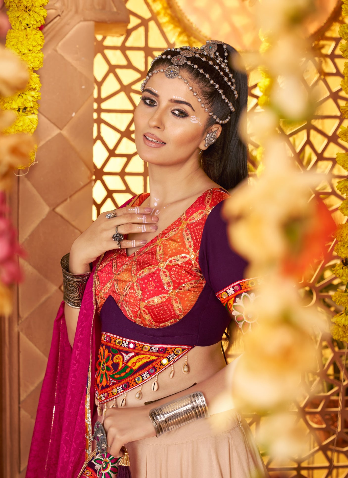 Lehenga festif de Navratri beige, violet et rose broderies en viscose rayon et jacquard