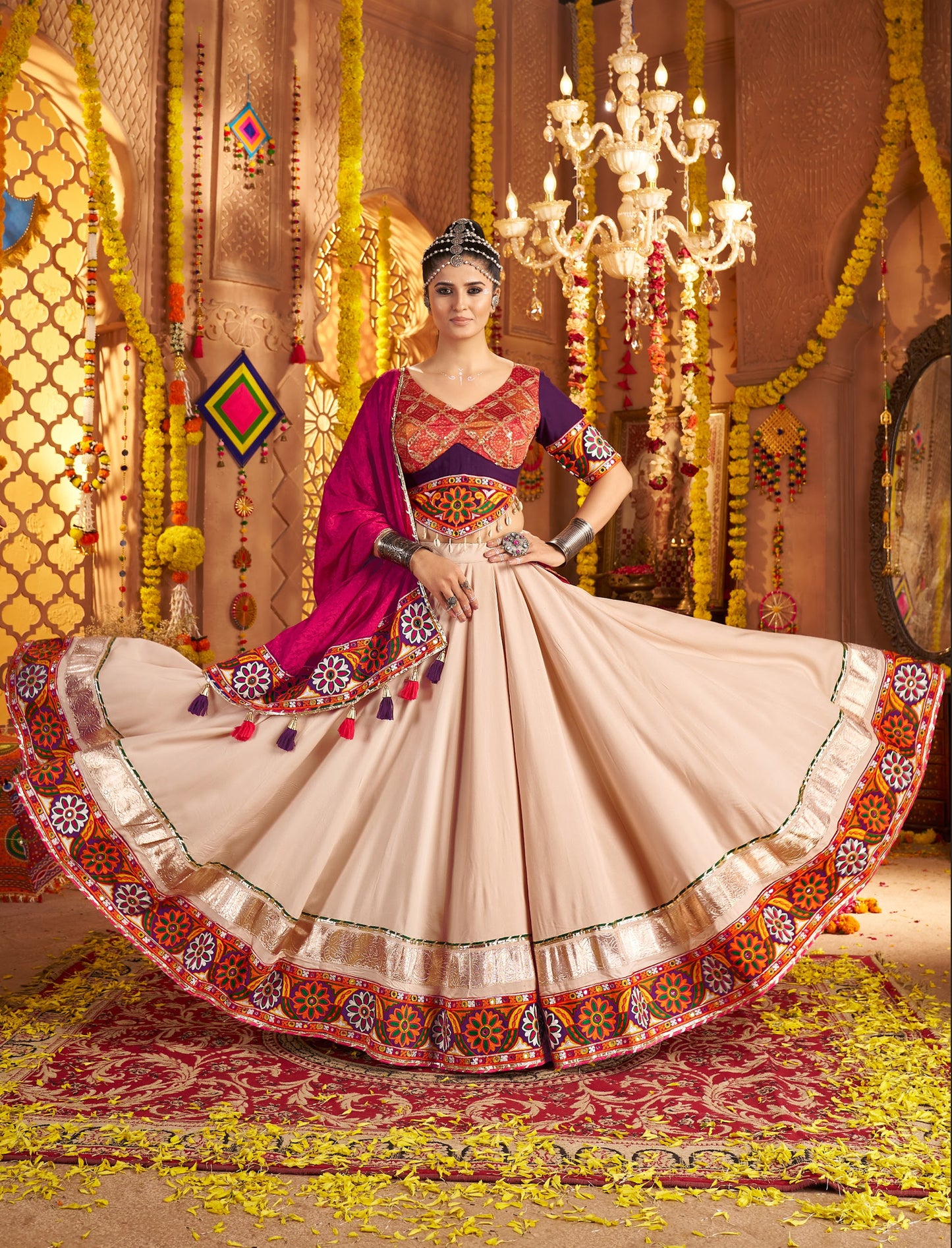 Lehenga festif de Navratri beige, violet et rose broderies en viscose rayon et jacquard