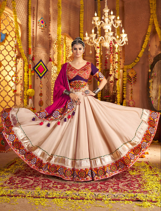 Lehenga festif de Navratri beige, violet et rose broderies en viscose rayon et jacquard
