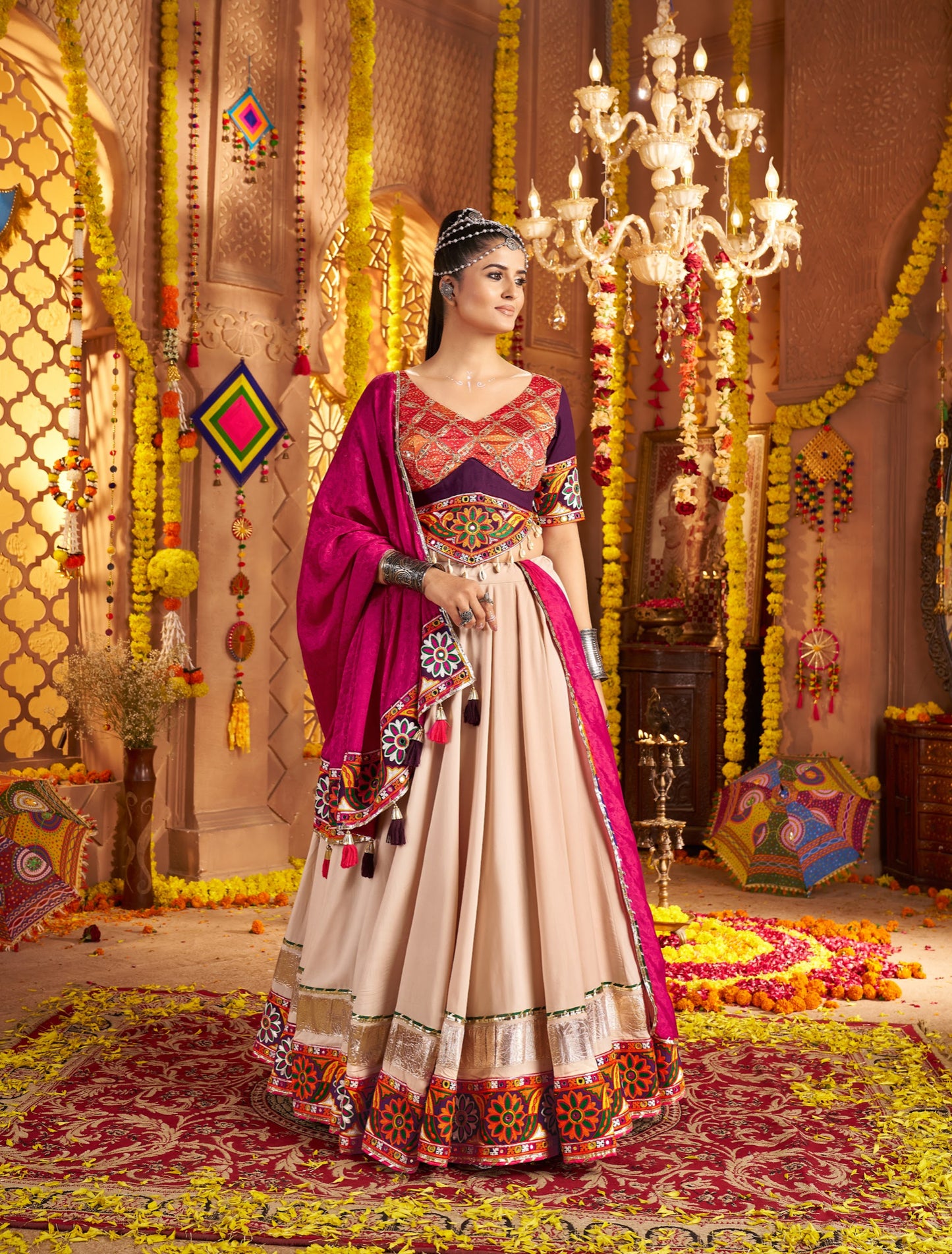 Lehenga festif de Navratri beige, violet et rose broderies en viscose rayon et jacquard