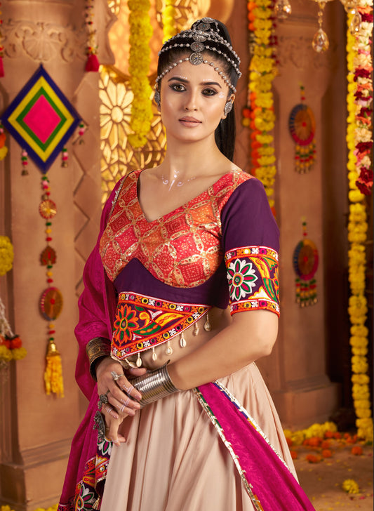 Lehenga festif de Navratri beige, violet et rose broderies en viscose rayon et jacquard