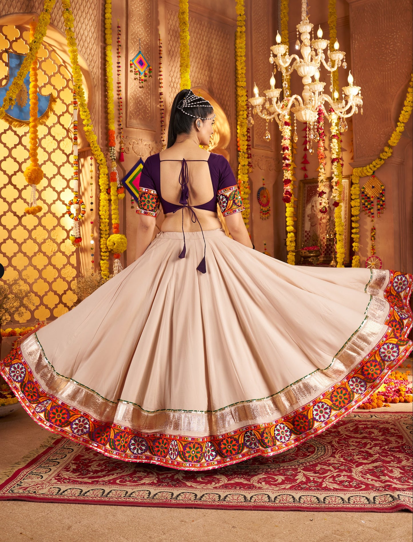 Lehenga festif de Navratri beige, violet et rose broderies en viscose rayon et jacquard
