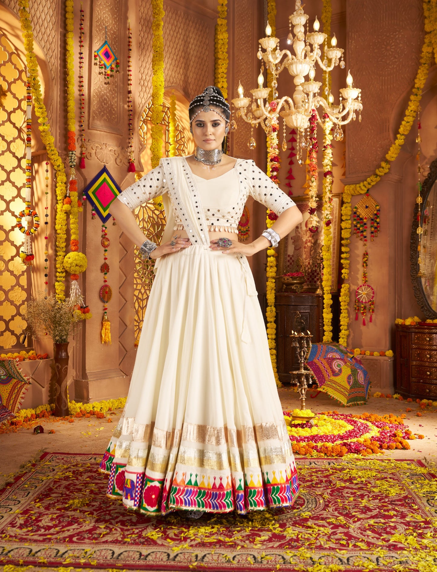 Lehenga festif de Navratri blanc multicolore broderies en viscose rayon et travail de miroirs