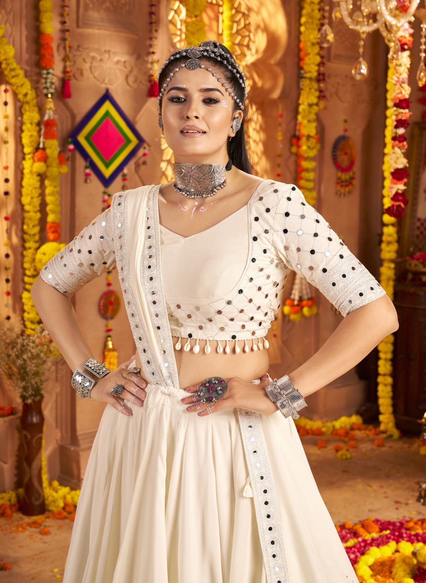Lehenga festif de Navratri blanc multicolore broderies en viscose rayon et travail de miroirs