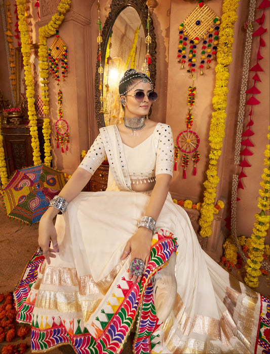 Lehenga festif de Navratri blanc multicolore broderies en viscose rayon et travail de miroirs