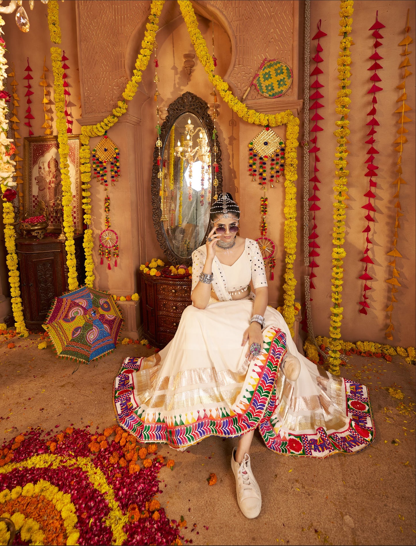 Lehenga festif de Navratri blanc multicolore broderies en viscose rayon et travail de miroirs