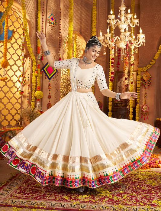 Lehenga festif de Navratri blanc multicolore broderies en viscose rayon et travail de miroirs